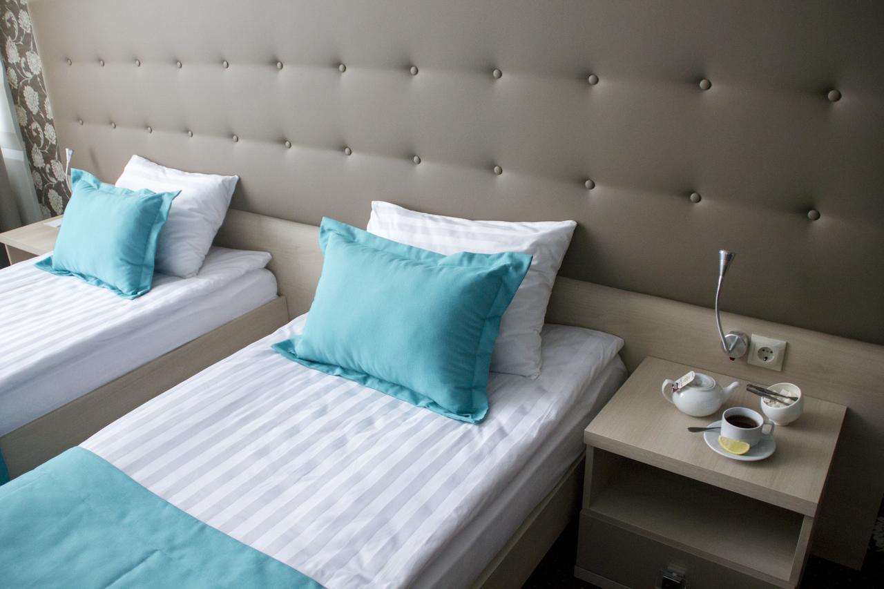 Hotel Versailles Lutsʼk Esterno foto