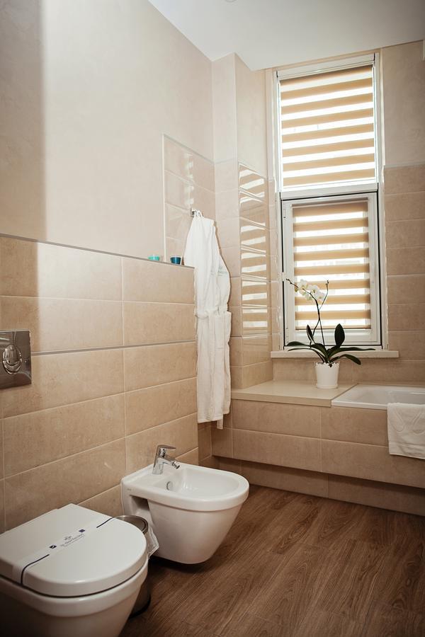 Hotel Versailles Lutsʼk Esterno foto